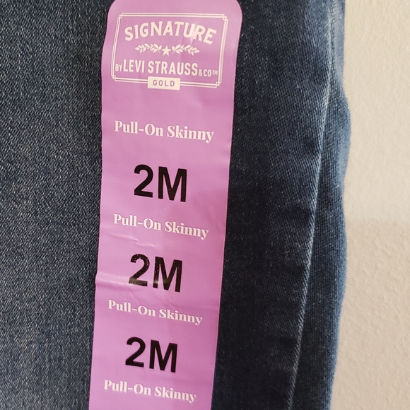 Womens NWT Totally Shaping Pull On Skinny Levi Jeans Size 2 - Picture 3 of 9